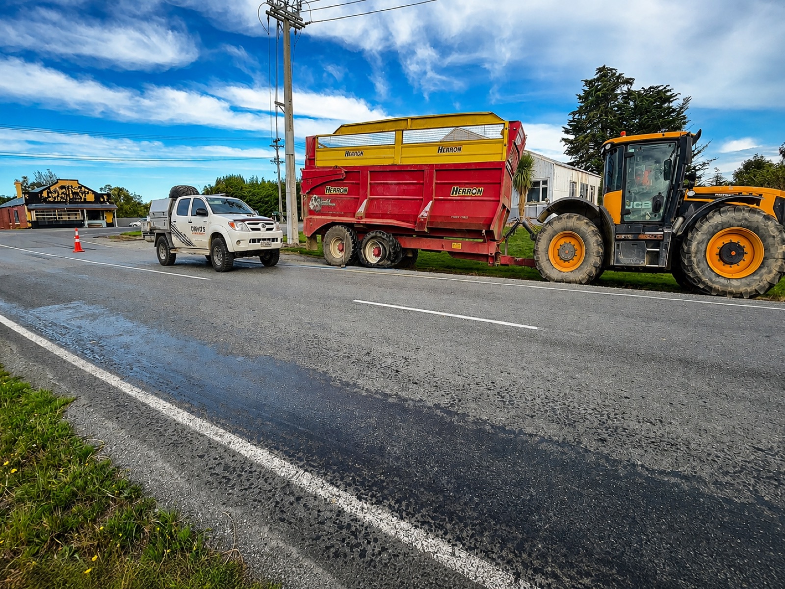 Davo's ute, Herron trailer and JCB tractor at the roadside